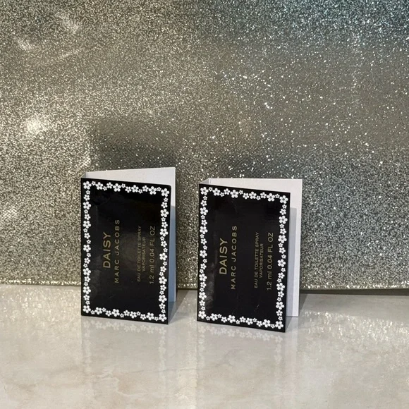 5 for $25 item ๐บ Marc Jacobs Daisy Samples x2 - Picture 1 of 4